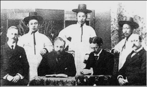 상임 성서실행위 산하의 성경 번역자화 회원들(뒷줄 왼쪽부터 시계방향으로) 문경호, 김명준, 정동명, 존스, 언더우드, 레이놀즈